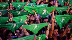chicas con pañuelos verdes en defensa del aborto