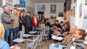 grupo de personas en un aula con estudiantes