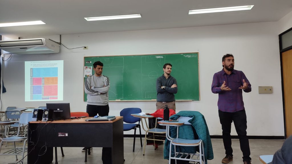 Tres jóvenes dando una charla de comunicación en una aula de la Facultad de Periodismo