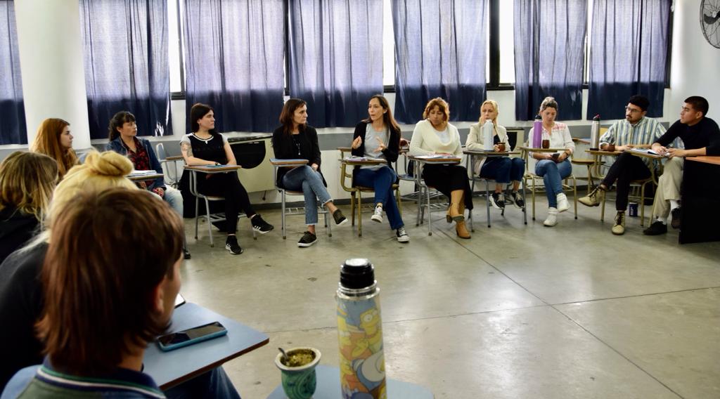 mujeres y disidencias reunidas en un aula