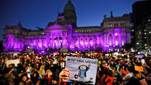 Muchas mujeres reclamando frente al Congreso de la Nación Argentina