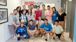 grupo estudiantes en la emisora 221 radio