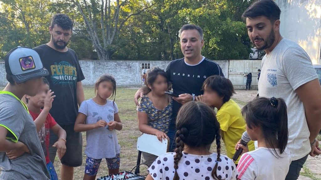 grupo de docentes y nodocentes cpn niños y niñas del Hogar Convivencial Ramón Carrillo