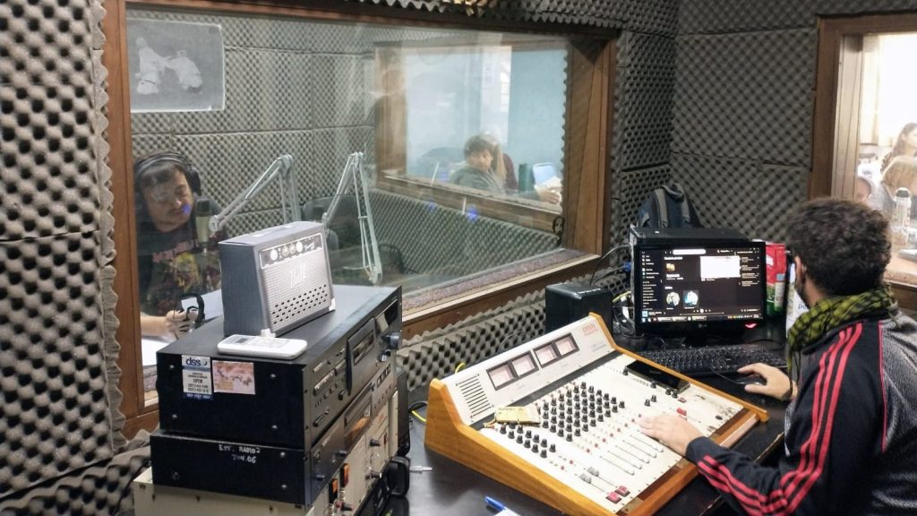 dos personas en un estudio de radio