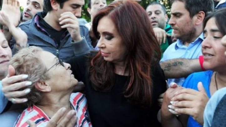 Cristina Fernández de Kirchner con gente en las inundaciones en La Plata