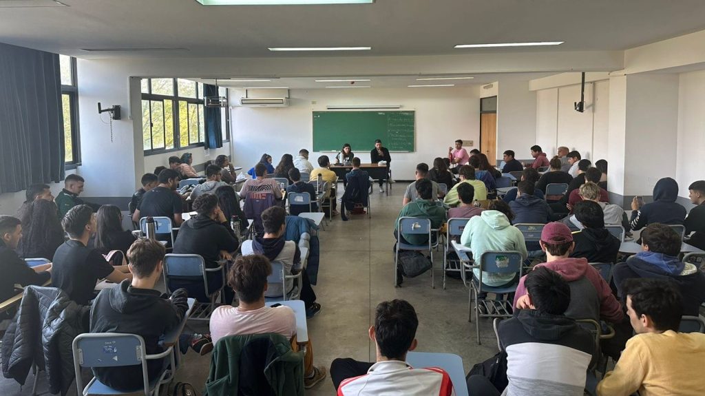 Estudiantes en charla con jefe de prensa de Ginmasia y Esgrima de La Plata