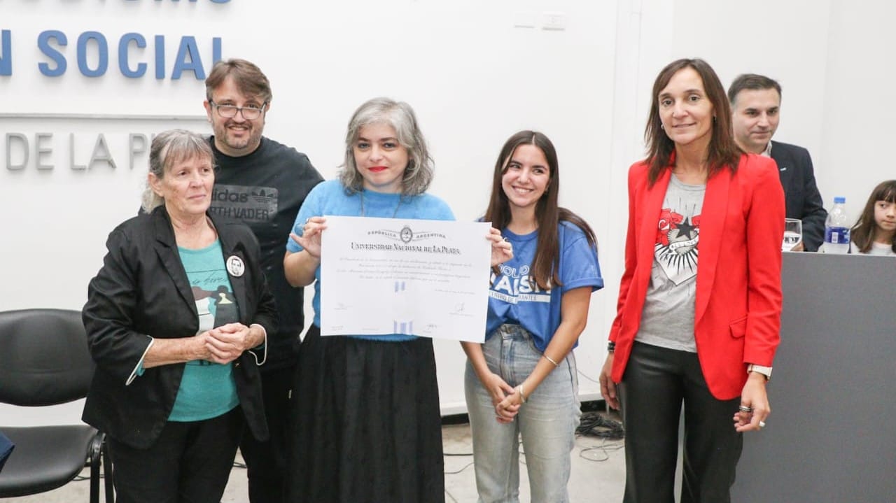 Mariana Enriquez recibe la distinción de Graduada Ilustre
