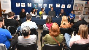 Autoridades de Periodismo y del Gobierno provincial en la inauguración de la muestra de Torres Molina