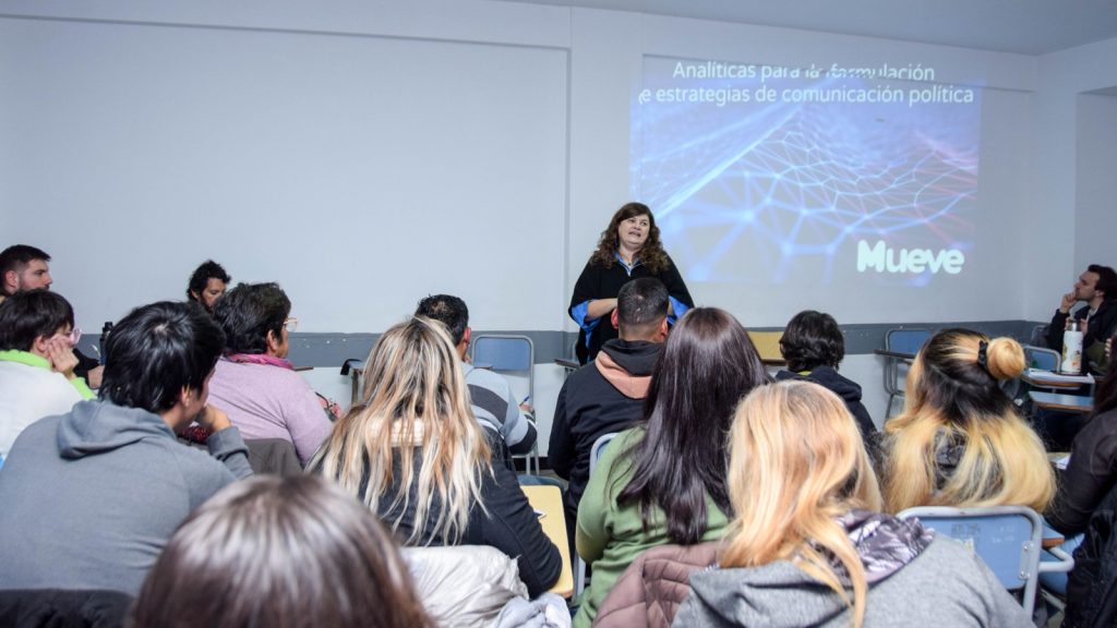 María Fernanda Ruíz hablando con estudiantes de la Facultad de Periodismo UNLP