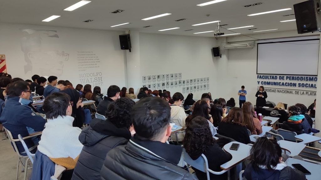 estudiantes en un taller en el aula anfiteatrada de la Facultad de Periodismo