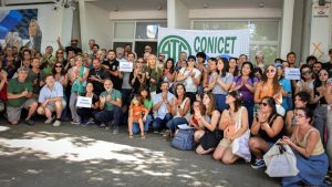 La Facultad presente en la movilización de trabajadores, docentes, investigadores y becarios de la UNLP y el CONICET La Plata