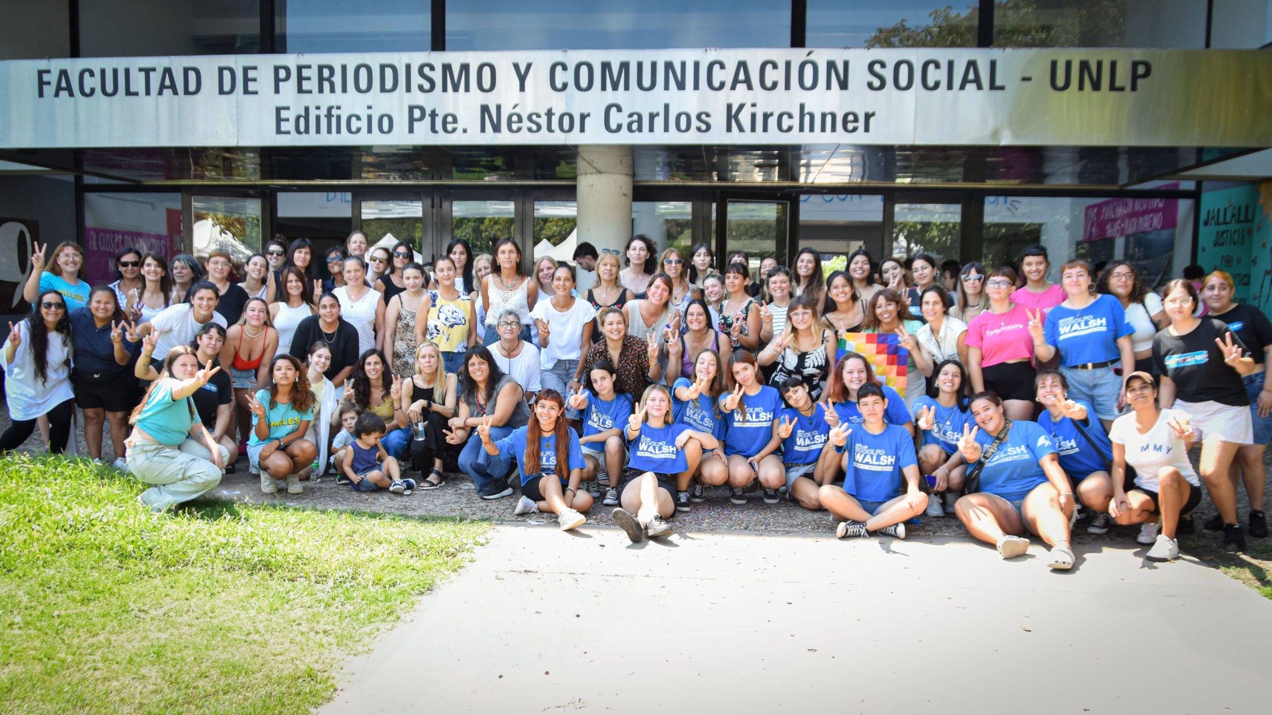 Mujeres de diferentes claustros de la Facultad de Periodismo reunidas en la previa a la marcga del #8M